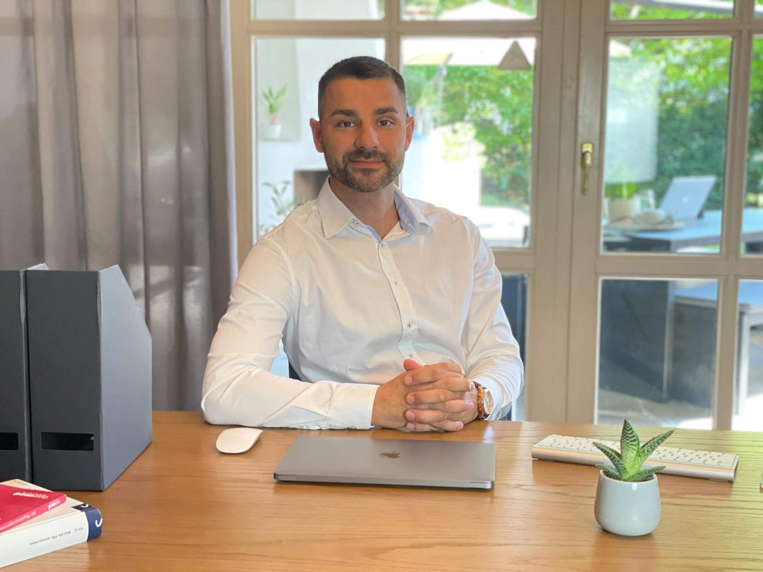 Andreas Warkentin, Büro, Mann, Laptop, Tisch Arbeit, Pflanze, Ordner